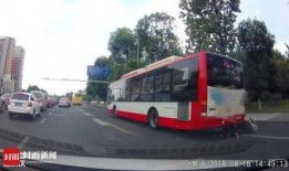 美媒爆料公交车视频,公交车内惊人一幕引发热议